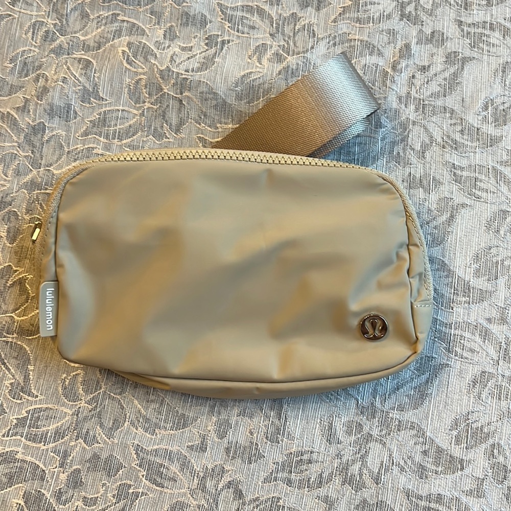 NWT Trench Lululemon Everywhere Belt Bag - Picture 10 of 17